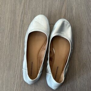 Amazon Essentials Women's Metallic Silver Flats